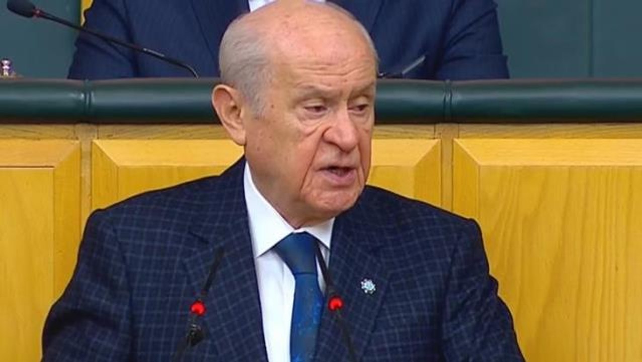 Tesadüf mü, mesaj mı? Herkes parti grubunda konuşan Bahçeli'nin ceketine odaklandı