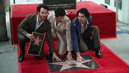 Les Jonas Brothers enflamment Hollywood Boulevard