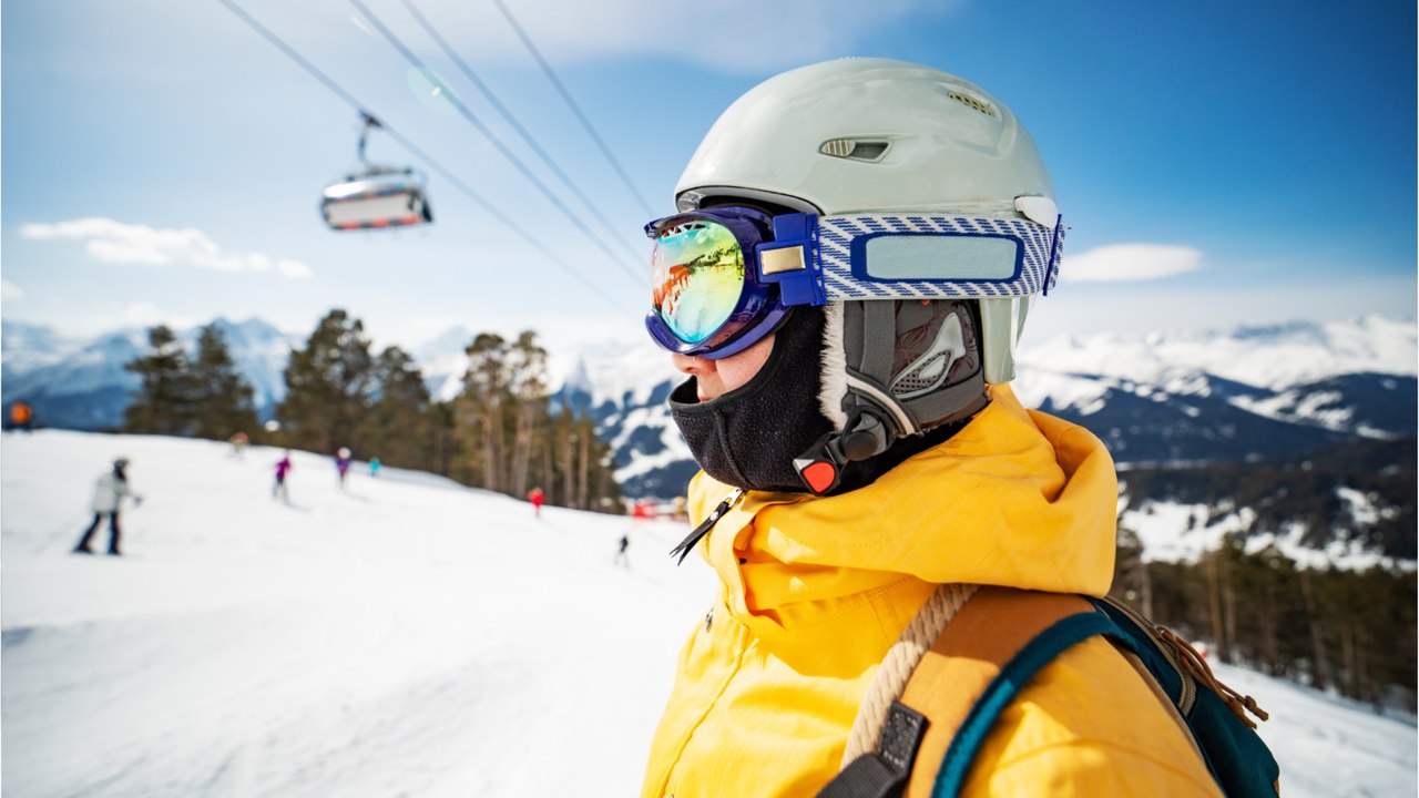 Kein Drücken und Rutschen: So muss ein Skihelm sitzen