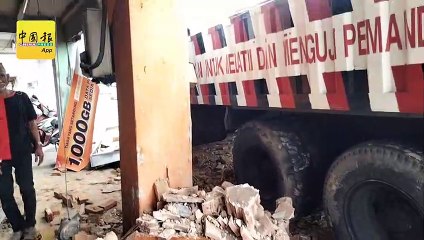 考罗厘车牌疑遇刹车器失灵 连撞3辆轿车及脚车店柱子 考官受轻伤