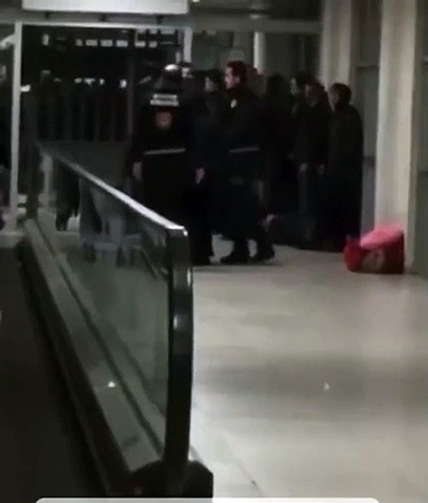 Silopi Habur Sınır Kapısı’nda gümrük muhafaza” memurlarının kadına uyguladığı şiddete ilişkin Şırnak Valiliği soruşturma başlatıldığını ve 2 memurun açığa alındığını duyurdu.