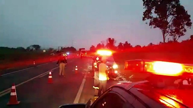 Grave colisão entre dois caminhões deixa dois feridos e carga de carne espalhada pela rodovia BR-277