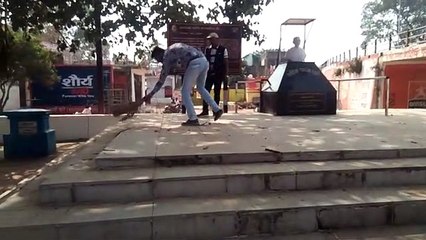 पुण्यतिथि में भी नगर पालिका ने नहीं कराई गांधी प्रतिमा की सफाई