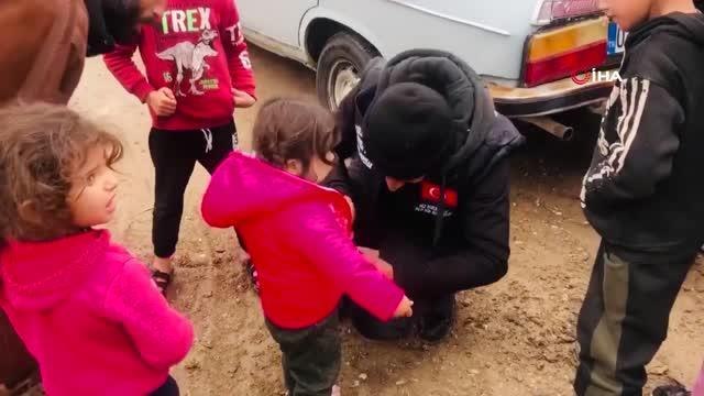 Savaş mağduru çocuklara bot ve mont hediye edildiTerörden arındırılan Resulayn'da savaş mağduru çocuklara bot ve mont hediyesi