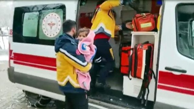 DİCLE BEBEK, KARDAN KAPANAN YOL AÇILARAK HASTANEYE ULAŞTIRILDI