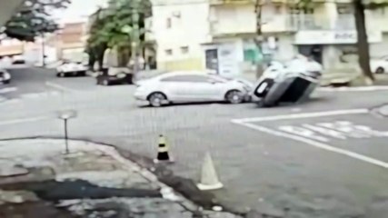 Скачать видео: Câmera flagra colisão seguida de capotamento em Maringá