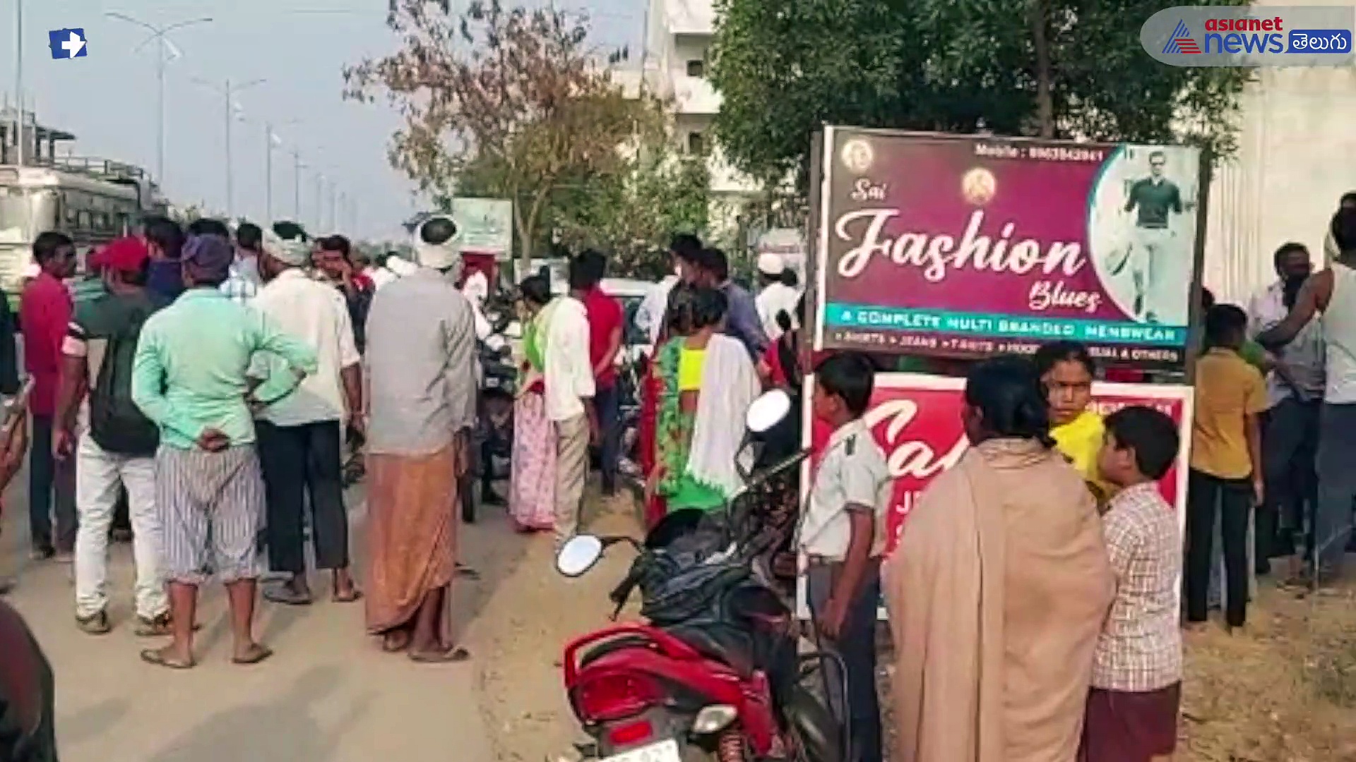 సిరిసిల్లలో స్కూల్ బస్ యాక్సిడెంట్... రక్తం కారుతూ రోడ్డుపైనే చిన్నారుల ఆర్తనాదాలు