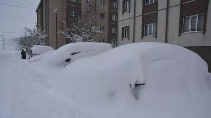 Bitlis'te kar kalınlığı 50 santimetreyi geçti; araçlar görünmez oldu
