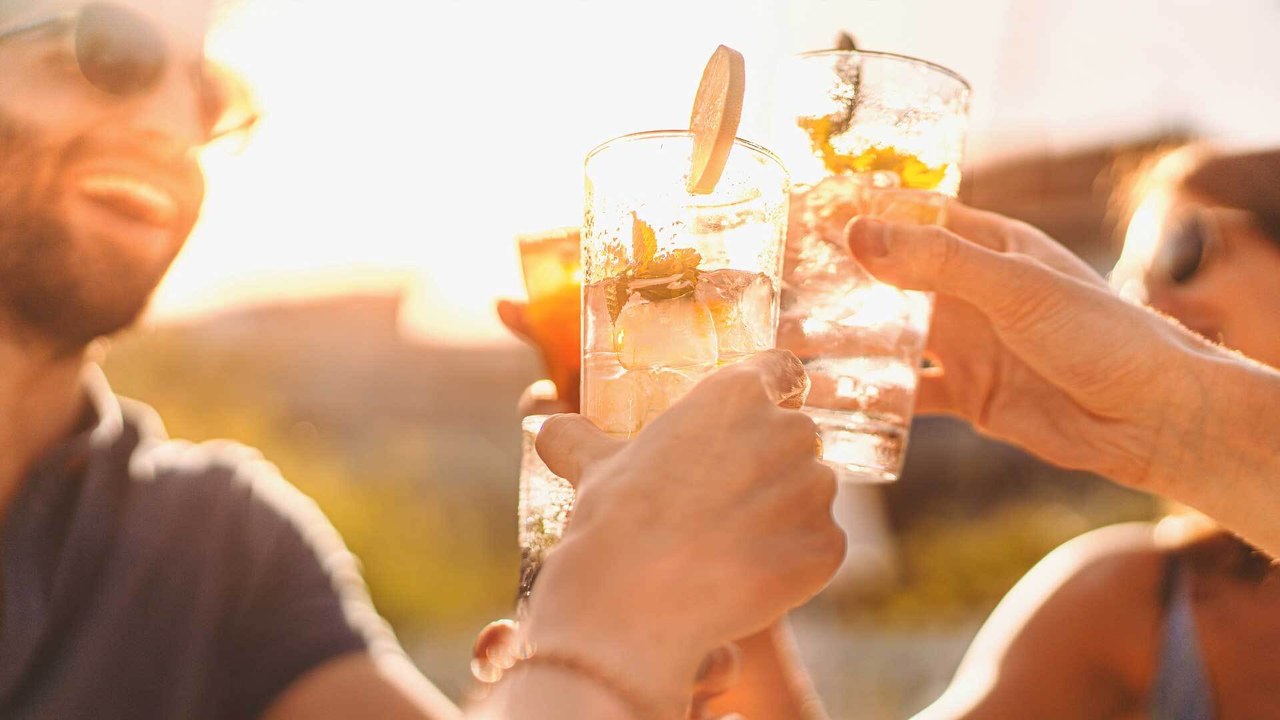 Bier, Wein, Gin und Co.: Diese 3 Sternzeichen lieben Alkohol