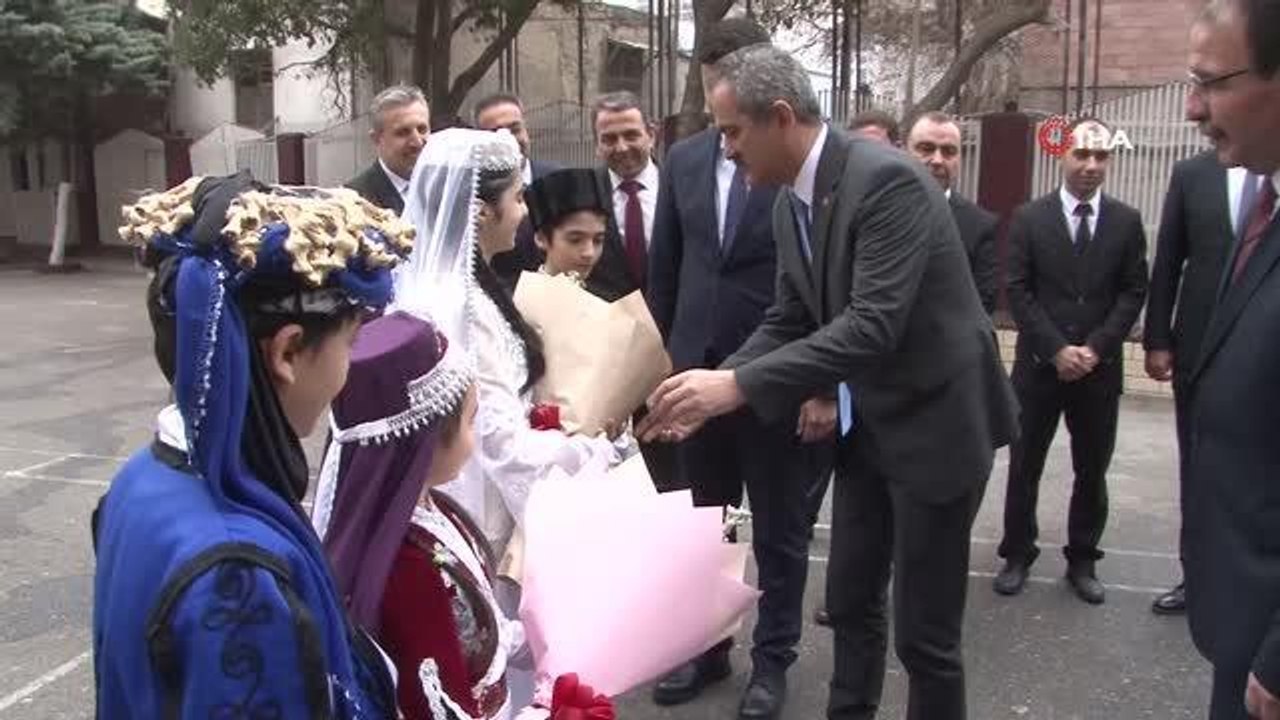 Milli Eğitim Bakanı Özer'den Bakü'deki Türk okullarına ziyaret"Çok güçlü bir yeni bir açılım yapmak üzere tüm arkadaşlarımıza buradayız"