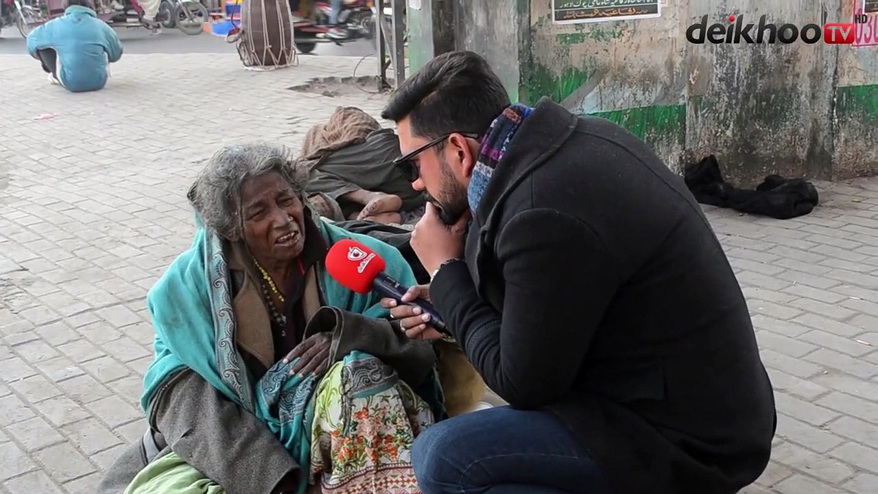 Khatoon Jali Peer Ko Anchor Ny Benaqab Kar Diya || Deikhoo Tv