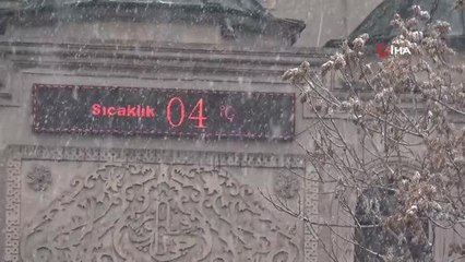 Şehir merkezine yılın ilk karı yağdı