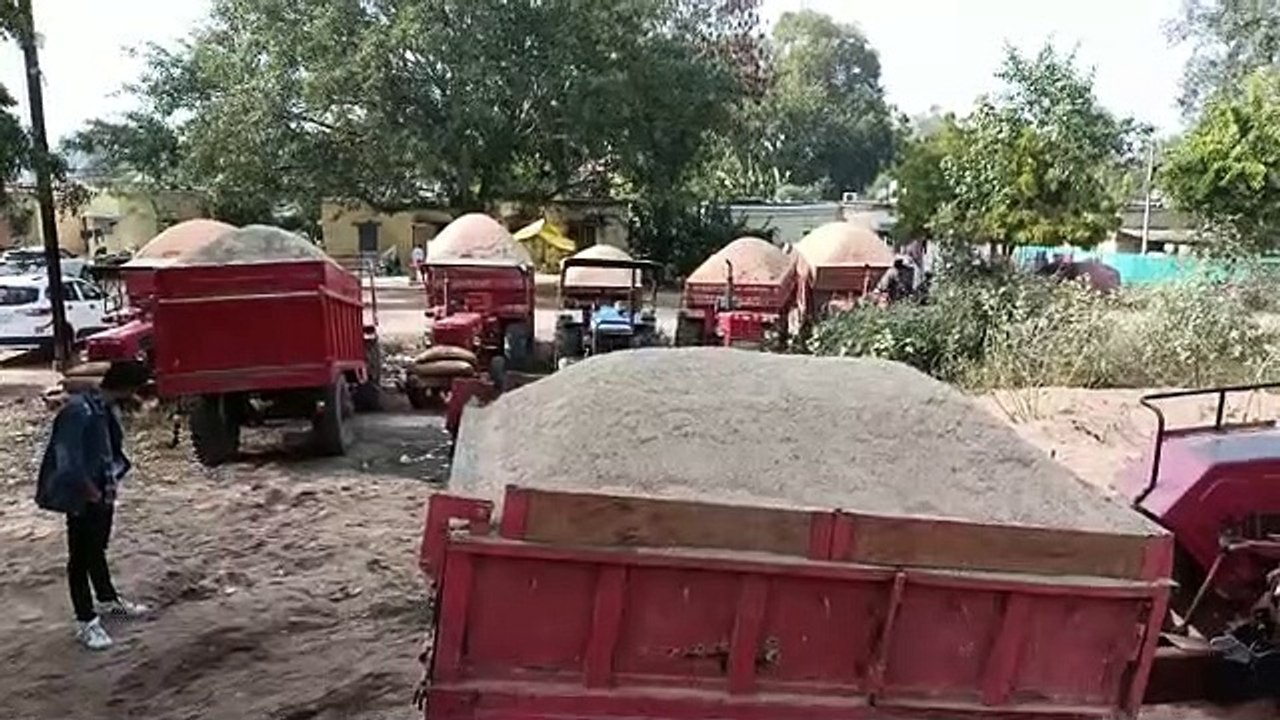 अवैध रेत से भरे ट्रैक्टर ट्रॉली जब्त करते अधिकारी
