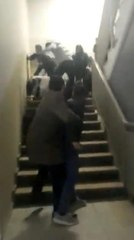 Adliyede duruşma öncesi iki aile arasında kavga kamerada