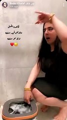 بدر خلف يغسل الملابس على أنغام أغنية نانسي عجرم