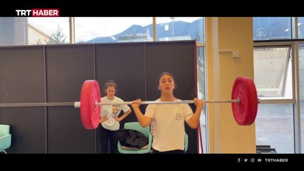 Minik Mert altında bezi, paspas sopasından halteriyle büyüklerin motivasyon kaynağı