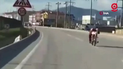 Yatarak motosiklet kullanan sürücü, polisten kaçamadı