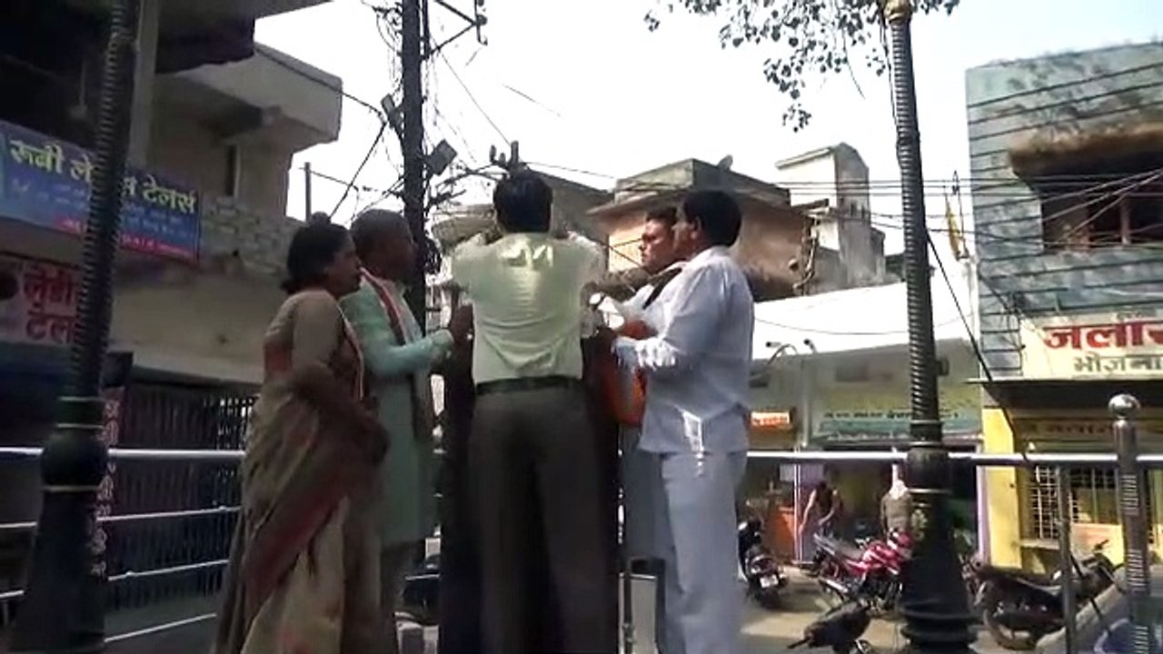 महात्मा गांधी की प्रतिमा पर माल्यार्पण कर कांग्रेसजनों ने दी श्रद्धांजलि