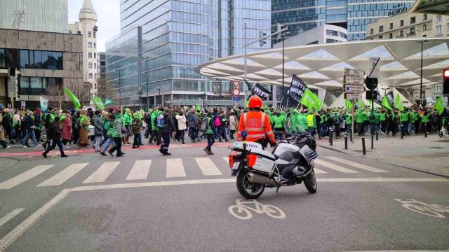 Belçika'da personel eksikliği krize yol açtı, yüzlerce çalışan sokağa indi