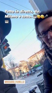 Michelle Hunziker ed Eros Ramazzotti insieme per strada cantano Più bella cosa