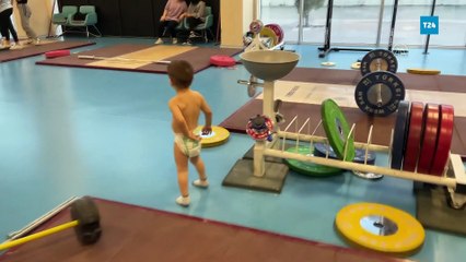 Haltere anne karnında başlayan 2 yaşındaki Mert, paspas sopasından halteriyle neşe kaynağı oldu!