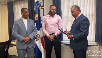 Hombre que salvó mujer recibe reconocimiento