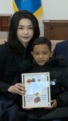 캄보디아 소년 번쩍 들어올린 김여사…尹 "그러다 떨어뜨릴라"