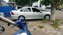 Caminhão enrosca em fios e poste cai em cima de carro e moto no Guarujá