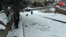 Çocuklar karın keyfini kızakla kayarak çıkardı