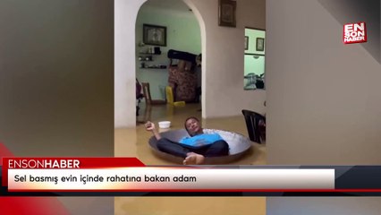 Sel basmış evin içinde rahatına bakan adam