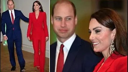 Kate Middleton dipinge la città di rosso con uno splendido completo scarlatto da 1.980 sterline all'