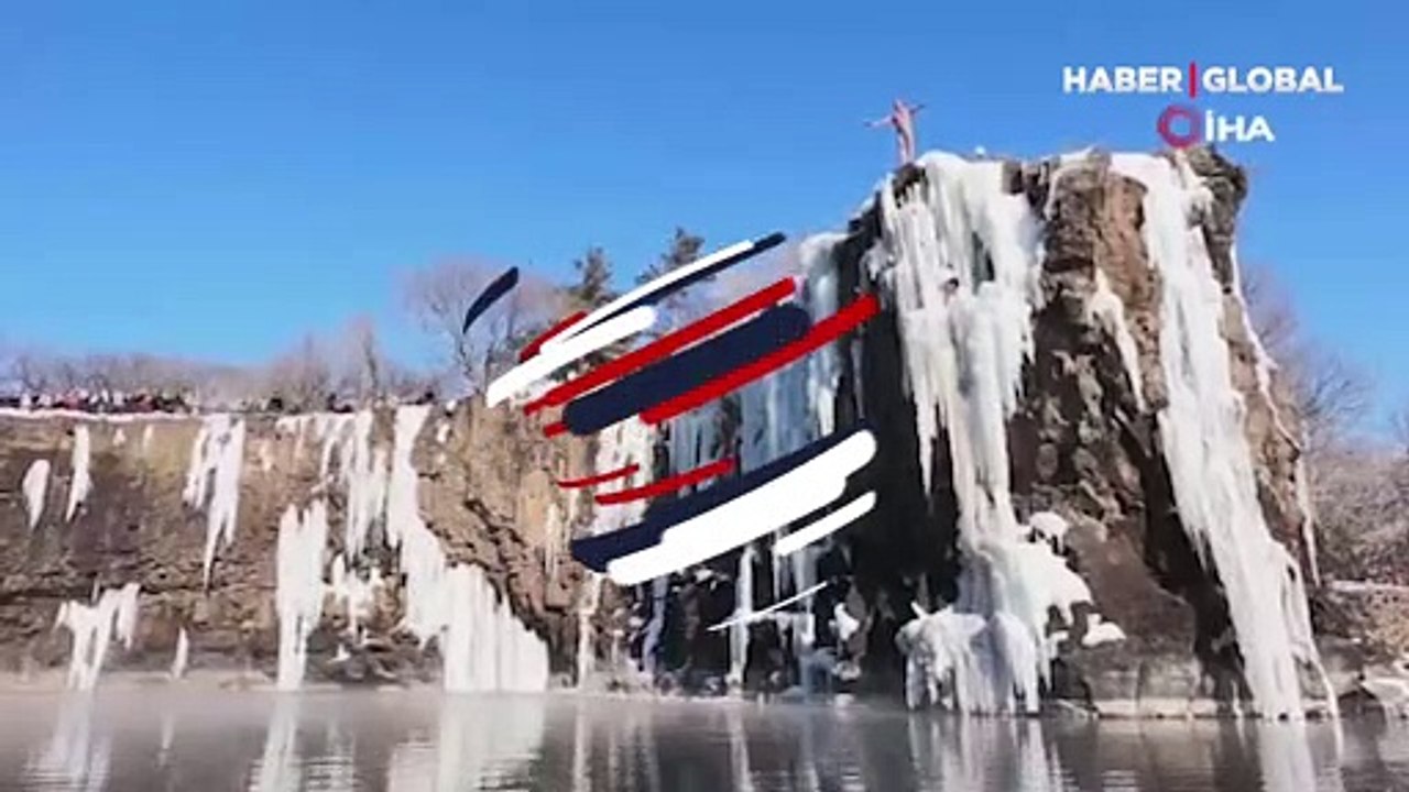 Görenleri hayrete düşürdü! Uçurumlardan atlayarak buz gibi suda yüzüyor