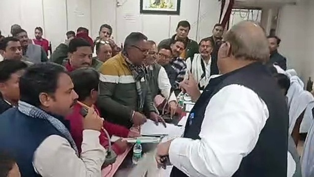 देखिये इस कदर आपस में ही भिड़े नगर निगम पार्षद...