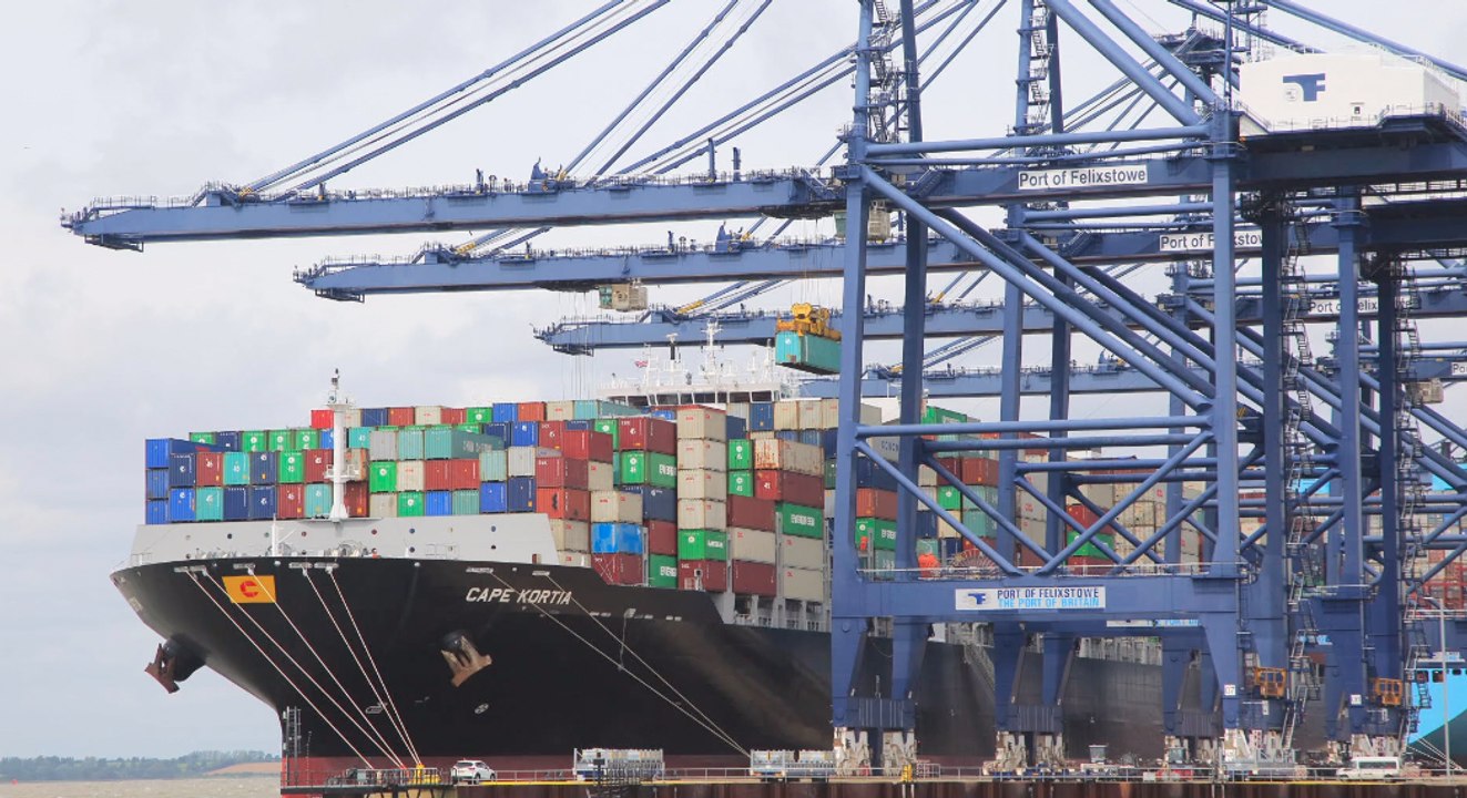 Video: containerschiff fängt flammen im panamakanal