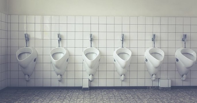 Une maman reçoit une avalanche de critiques car elle emmène son fils de 7 ans dans les toilettes pour femmes