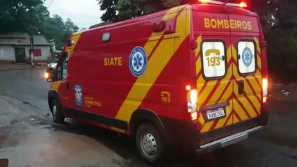 Mulher sofre ferimento na perna após cair em residência no jardim Melissa