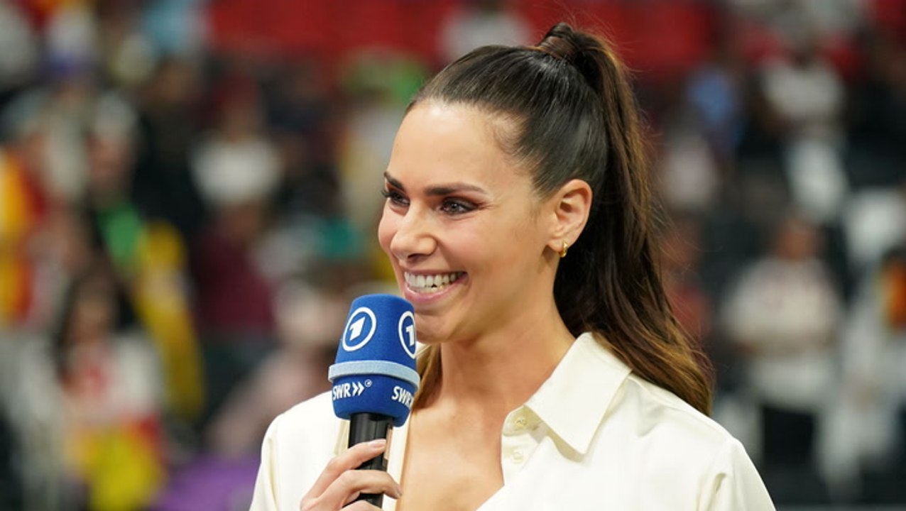 „quizduell“-moderatorin esther sedlaczek: er ist ihr berühmter vater