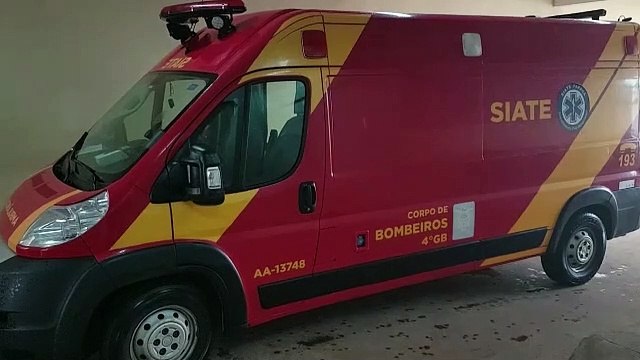 Após escorregar e cair, homem bate a cabeça e é socorrido pelo Siate