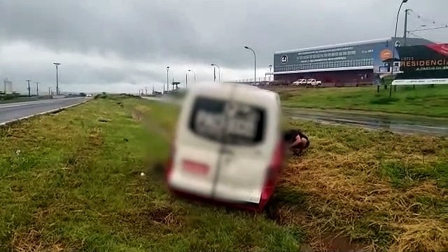 Motorista perde o controle da direção e carro vai parar no canteiro da BR-467