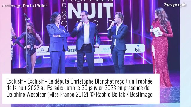 Delphine Wespiser sublime en robe fendue rouge et brillante, la chroniqueuse de TPMP s'affiche très sexy