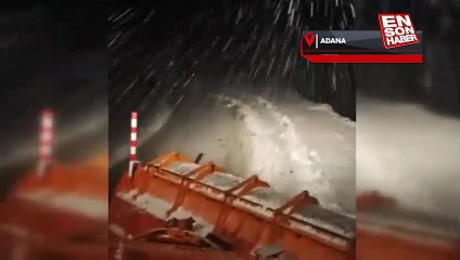 Adana'da karda mahsur kalan araçların imdadına yetiştiler