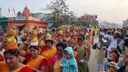 वेंकेटेसवर बलाली भगवान  को भब्य सोभा यात्रा का जगह जगह फूल बरसाकर स्वागत करते हुए भक्त
