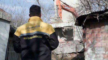 Başakşehir'deki metruk bina ekiplerce yıkıldı