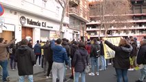 Protesta de aficionados del Valencia contra Peter Lim por la situación del equipo y la gestión del club