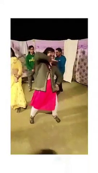 अस्पताल की छत पर डांस पार्टी में चिकित्सा कर्मियों संग डॉक्टर साहब ने लगाए ठुमके