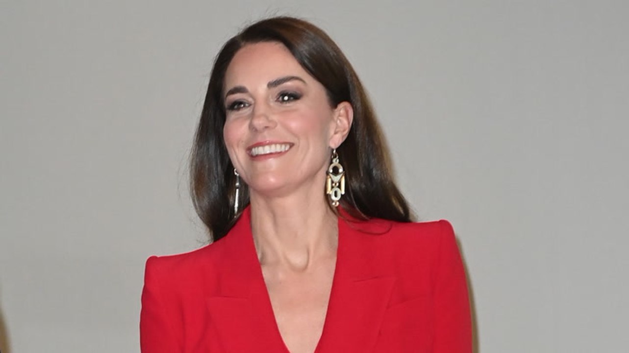 Hammer Look: Herzogin Kate zeigt sich ungewohnt sexy im roten Zweiteiler