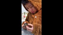 Cậu bé yêu động vật khóc nức nở chia tay “bé rùa” về với thiên nhiên