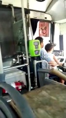 Manejaba con un nene encima y le quitaron el carnet de conducir