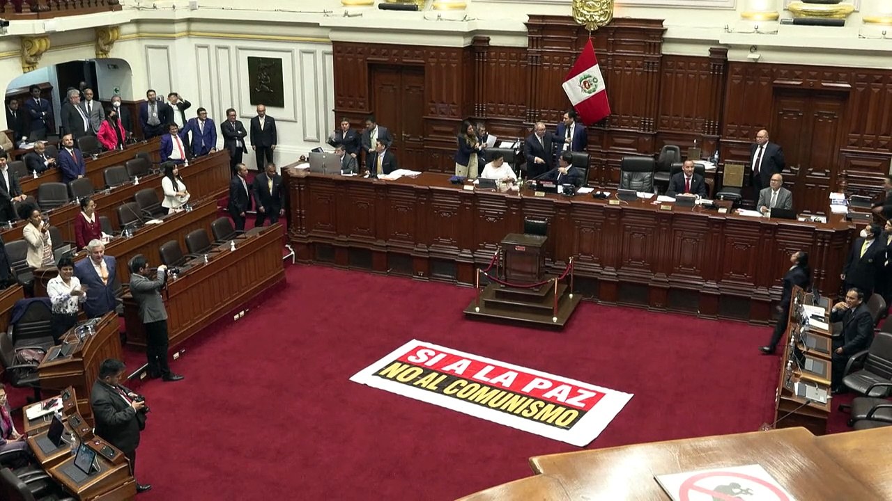 Congreso de Perú mantiene el suspenso sobre elecciones con movilizaciones sin cese