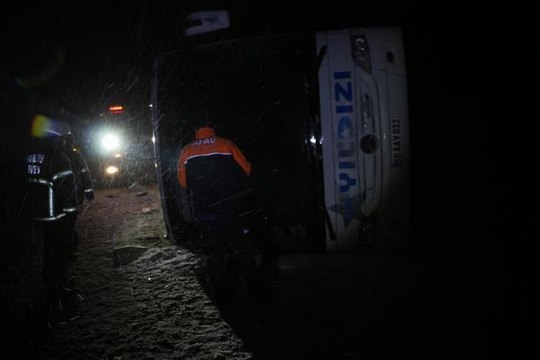 TOKAT'TA YOLCU OTOBÜSÜ DEVRİLDİ 1 ÖLÜ, 15 YARALI